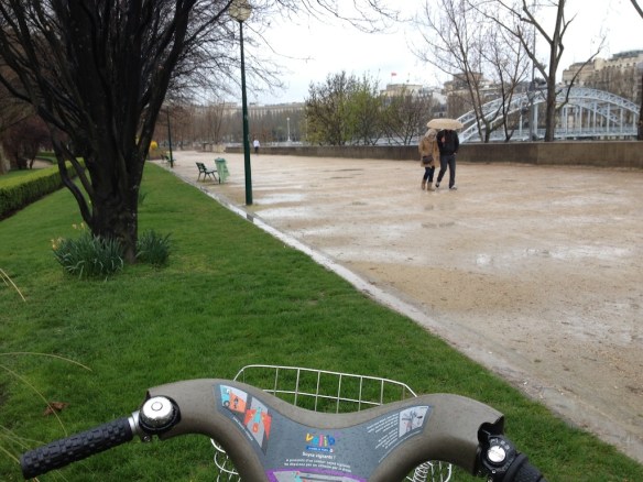 Lovers sharing a brolly in Paris! Ah ....